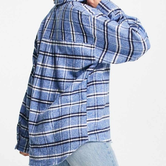 Oversized shacket with dip hem pocket in navy and blue check. - Picture 6 of 6